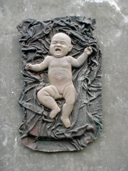 "Song of the cradle"sculpture of a crying baby by Zhang Yaxi
