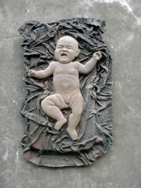 "Song of the cradle"sculpture of a crying baby by Zhang Yaxi