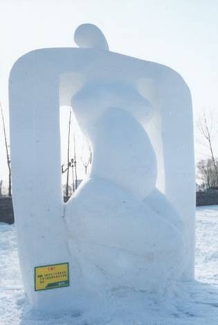 Monumental snow sculpture created by Zhang Yaxi, Laury Dizengremel and Bai Yuliang in Harbin, China