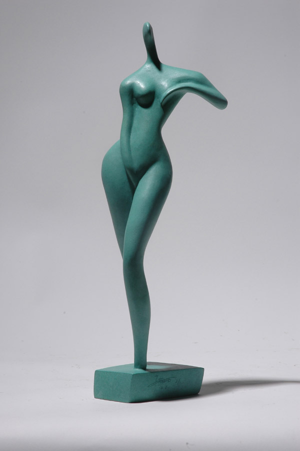 Standing Girl - an erotic sculpture by Zhang Yaxi realized as a small maquette and also as a monumental sculpture for the city of Kunming in China